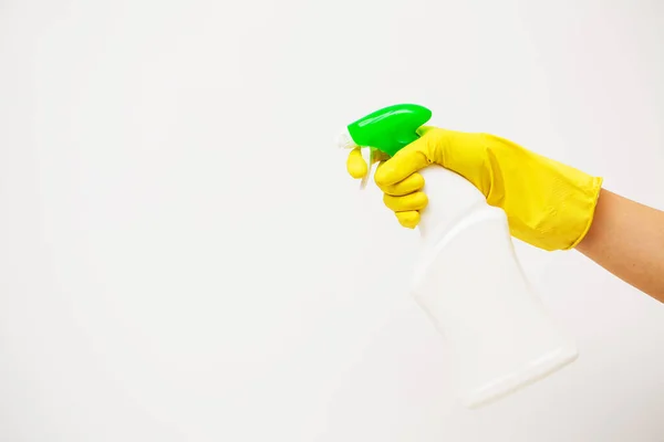 Primer plano de la mano en manoplas amarillas que sostienen los suministros de limpieza . — Foto de Stock