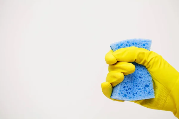 Sarı eldivenli el sıkışın ve temizlik malzemelerini tutun.. — Stok fotoğraf