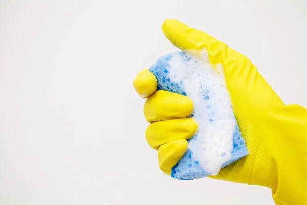 Крупним планом руки в жовтих рукавицях, що тримають приладдя для прибирання . — стокове фото