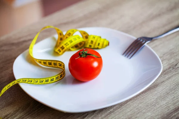 番茄和白盘上的测量带，饮食概念 — 图库照片