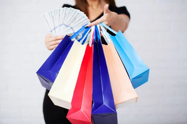 Frau hält Einkaufstüten mit neuen Einkäufen in der Hand — Stockfoto