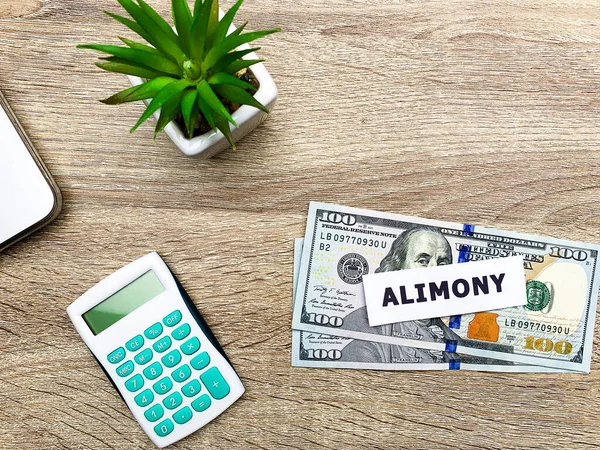 Dinero para pagar la pensión alimenticia está sobre la mesa — Foto de Stock