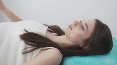 Güzellik salonunda güzel bir kadın lazer tüy temizleme ameliyatı olur.