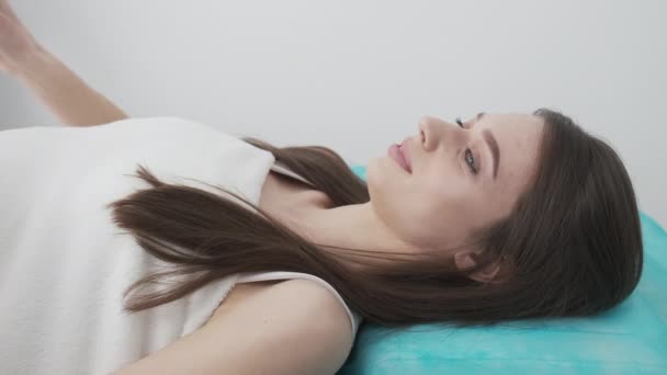 미용실에 있는 예쁜 여자가 레이저 머리 제거 수술을 받는다 — 비디오