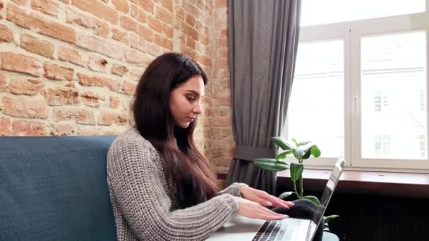 Vrouw freelancer werken op afstand thuis op laptop — Stockvideo