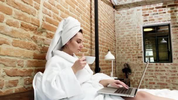 Mujer freelancer trabajando remotamente en casa en laptop — Vídeos de Stock