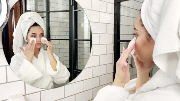 Mujer bonita haciendo maquillaje en el baño cerca del espejo — Vídeo de stock