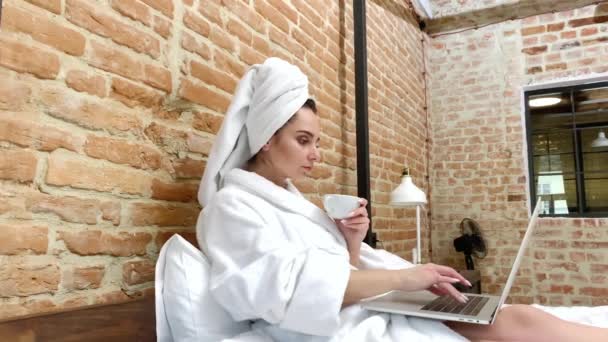 Mujer freelancer trabajando remotamente en casa en laptop — Vídeo de stock