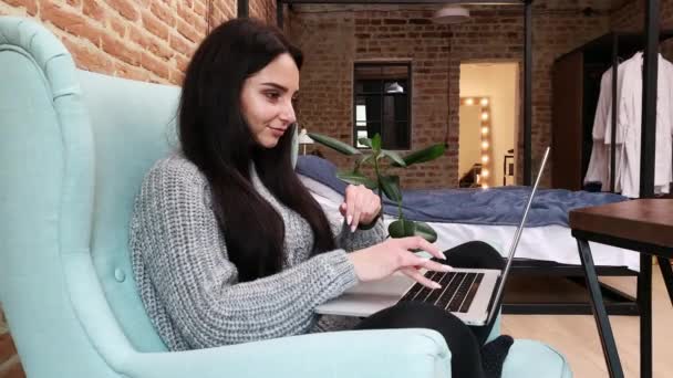 Freelancer mulher trabalhando remotamente em casa no laptop — Vídeo de Stock