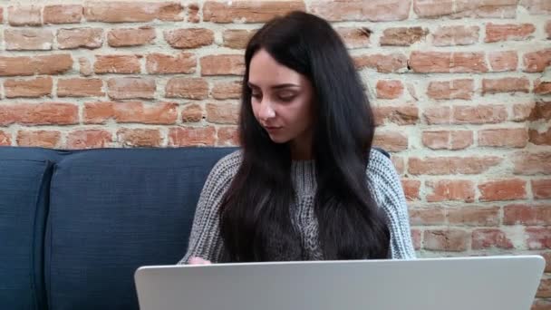 Žena na volné noze pracuje dálkově doma na notebooku — Stock video