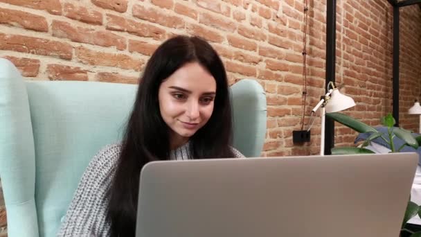 Kvinna frilansare arbetar på distans hemma på bärbar dator — Stockvideo