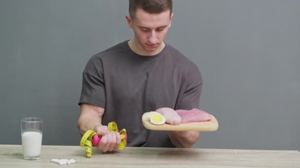Concetto di mangiare sano, un uomo che tiene carne fresca con un sacco di proteine — Video Stock