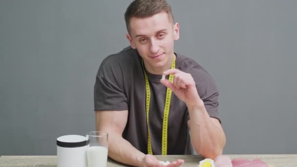 スポーツ栄養補助薬を持っている男 — ストック動画
