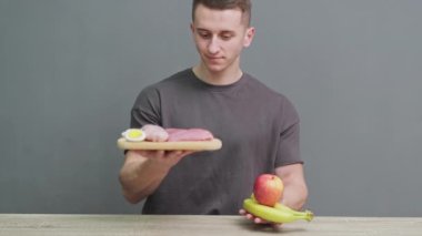 Sağlıklı beslenme kavramı, bol proteinli taze et tutan bir adam.