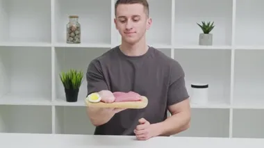 Sağlıklı beslenme kavramı, bol proteinli taze et tutan bir adam.