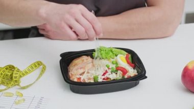 Sağlıklı beslenme kavramı, atletik yapılı bir adam kilo vermek için düzgün yemek yer.