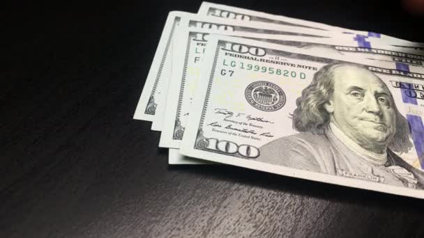Μετρώντας στοίβα χρημάτων, χαρτονόμισμα 100 δολαρίων — Αρχείο Βίντεο