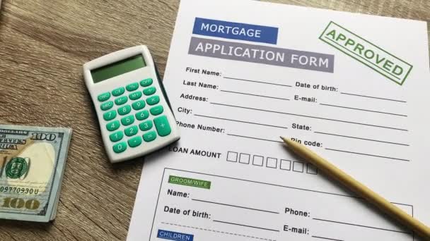 Formulario de solicitud de hipoteca en una mesa de madera — Vídeos de Stock