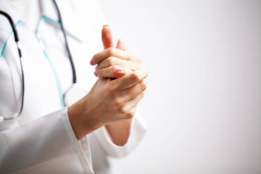 Doktor elleri dezenfekte etmek için antiseptik kullanıyor.