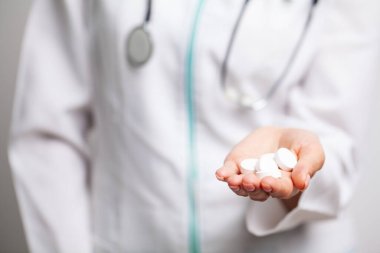 Doktor, kilo vermek için beyaz hapları tut.