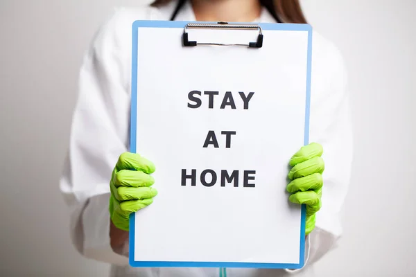 Formularz lekarza wzywający do pozostania w domu podczas kwarantanny — Zdjęcie stockowe