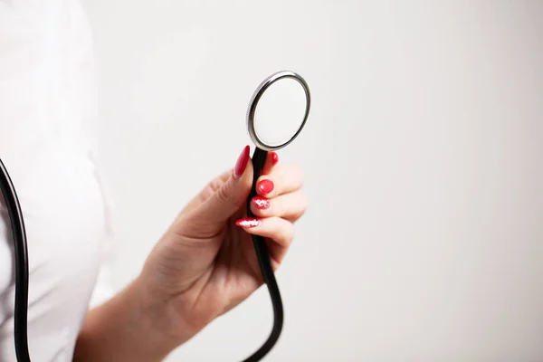 Medico donna in un mantello bianco con uno stetoscopio — Foto Stock
