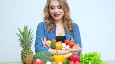 Sağlıklı beslenme kavramı, kadın mutfakta çeşitli sebze ve meyvelerle.