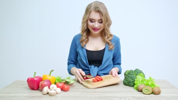 Mujer en la cocina corta verduras para una ensalada de dieta — Vídeos de Stock