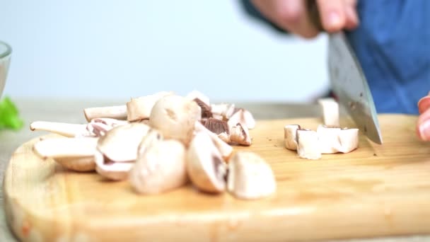 Vrouw in de keuken snijdt groenten voor een dieet salade — Stockvideo