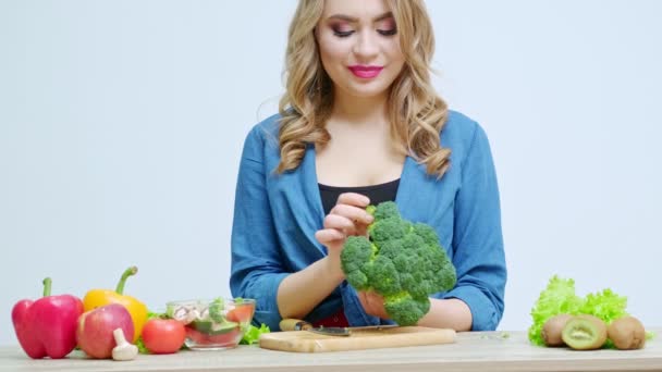 台所の女性は、食事のサラダのための野菜をカット — ストック動画