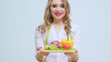 Sağlıklı beslenme kavramı, çeşitli sebze ve meyvelerle klinikteki kadın beslenme uzmanı.