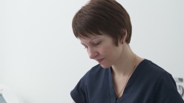 Close up retrato de um médico realizando um procedimento em uma clínica — Vídeo de Stock