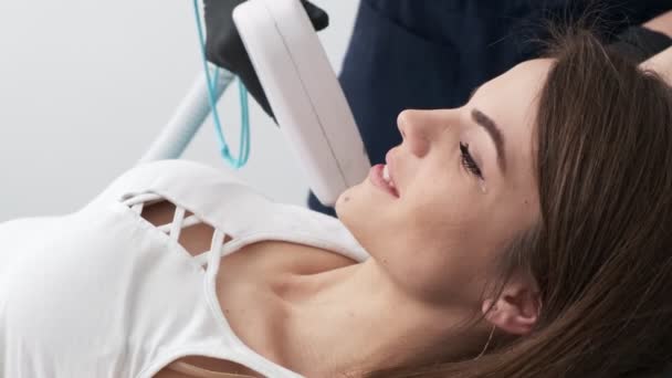 Menina bonita no procedimento de remoção de cabelo a laser no estúdio de beleza — Vídeo de Stock