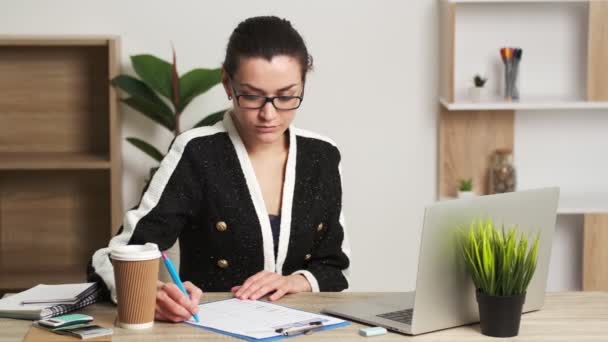 Atraktivní obchodní žena pracující na notebooku ve své pracovní stanici. — Stock video