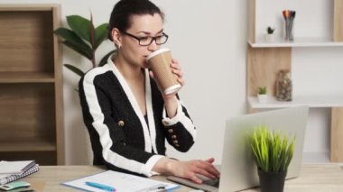 İş yerinde dizüstü bilgisayarla çalışan çekici bir iş kadını..