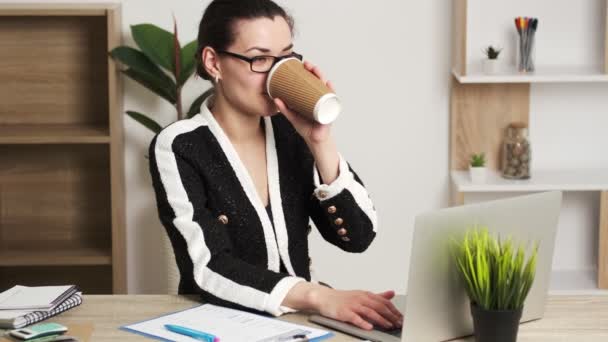 Attraktive Geschäftsfrau arbeitet am Laptop in ihrem Arbeitsplatz. — Stockvideo