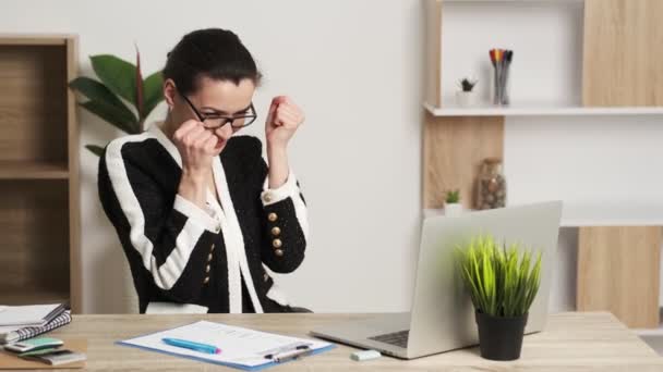 Atractiva mujer de negocios que trabaja en la computadora portátil en su estación de trabajo . — Vídeos de Stock