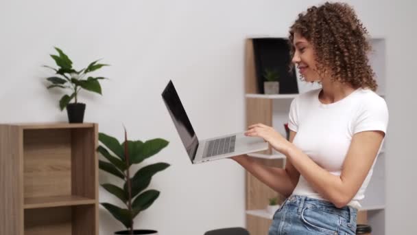 Приваблива ділова жінка працює на ноутбуці у своїй робочій станції . — стокове відео