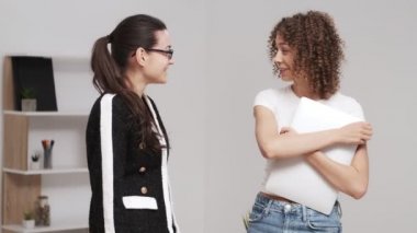 Takım çalışması süreci. Dizüstü bilgisayarlı iki kadın birlikte çalışıyor.