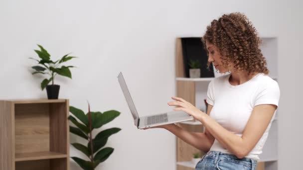 Attraente donna d'affari che lavora sul computer portatile nella sua postazione di lavoro . — Video Stock