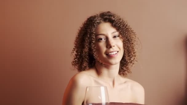 Mulher bonito com copo de vinho tinto participar travesseiro desafio — Vídeo de Stock