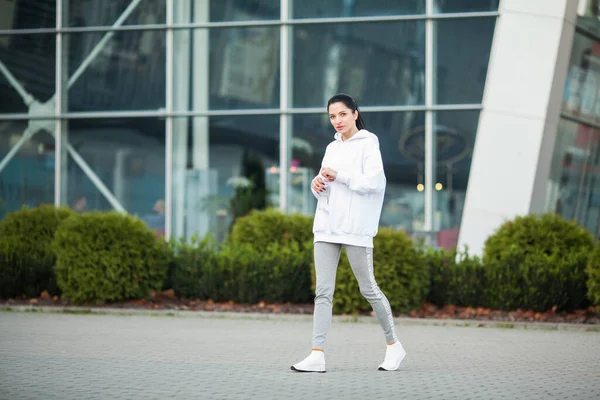 Mujer bonita haciendo ejercicio al aire libre escuchando música —  Fotos de Stock