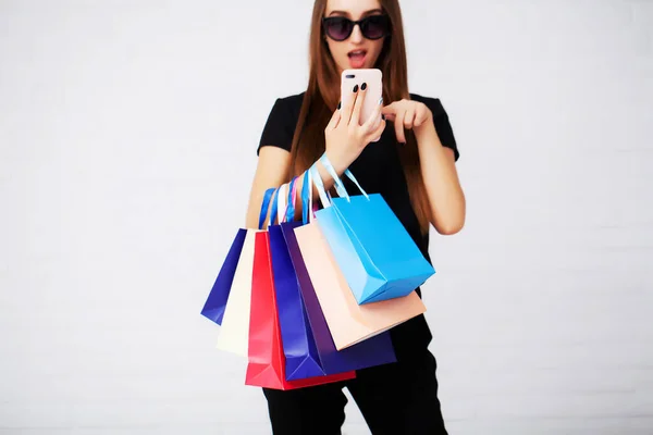 A koncepció az értékesítés és kedvezmények, lány gazdaság csomagok új vásárlások — Stock Fotó