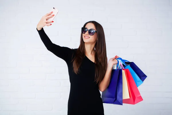 O conceito de vendas e descontos, menina segurando pacotes com novas compras — Fotografia de Stock