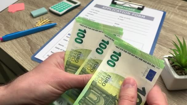 L'homme compte les euros de billets reçus pour le paiement d'un prêt hypothécaire — Video