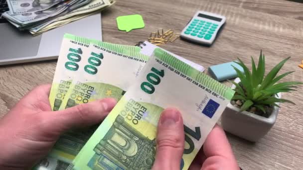 Besparingsconcept: de mens telt 100 eurobankbiljetten om zijn eigen bedrijf te beginnen — Stockvideo