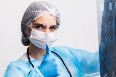 Doktor hastaların beyin MR görüntülerini inceliyor.