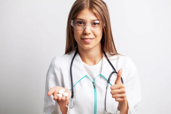 Doctor holds in his hands the prescribed pills for patient — Stock Photo, Image