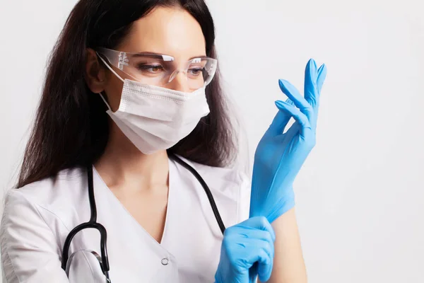 Doctor wears personal protective equipment, health concept — Stock Photo, Image