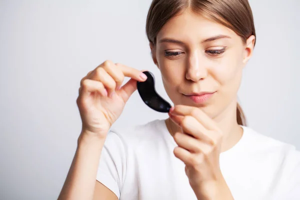 Patch de olho, mulher bonita com maquiagem natural e manchas de olho preto Hydro Gel na pele facial — Fotografia de Stock